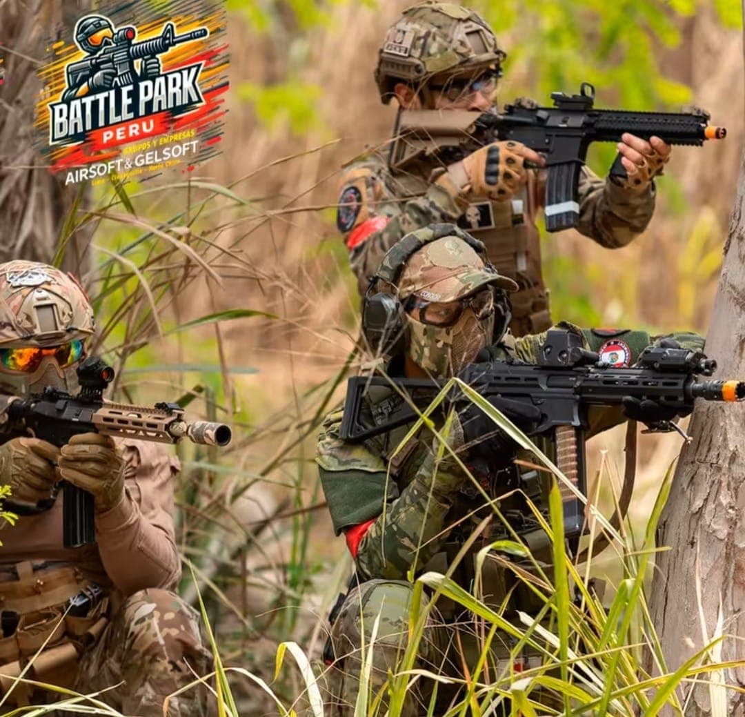 Tres jugadores con equipo táctico y camuflaje apuntan sus réplicas en un entorno boscoso.
