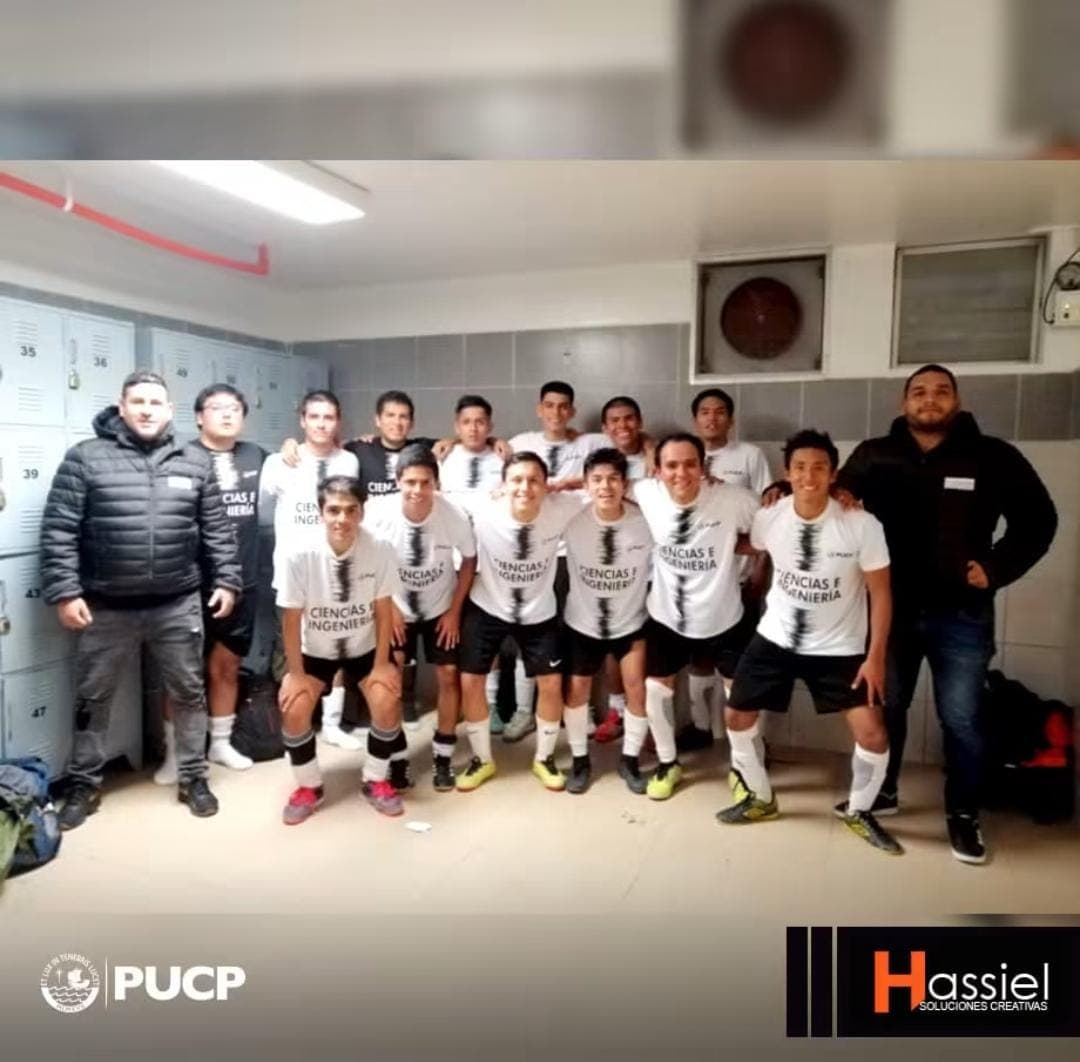 Jugadores de fútbol posando en un vestuario con camisetas blancas de Ciencias e Ingeniería.