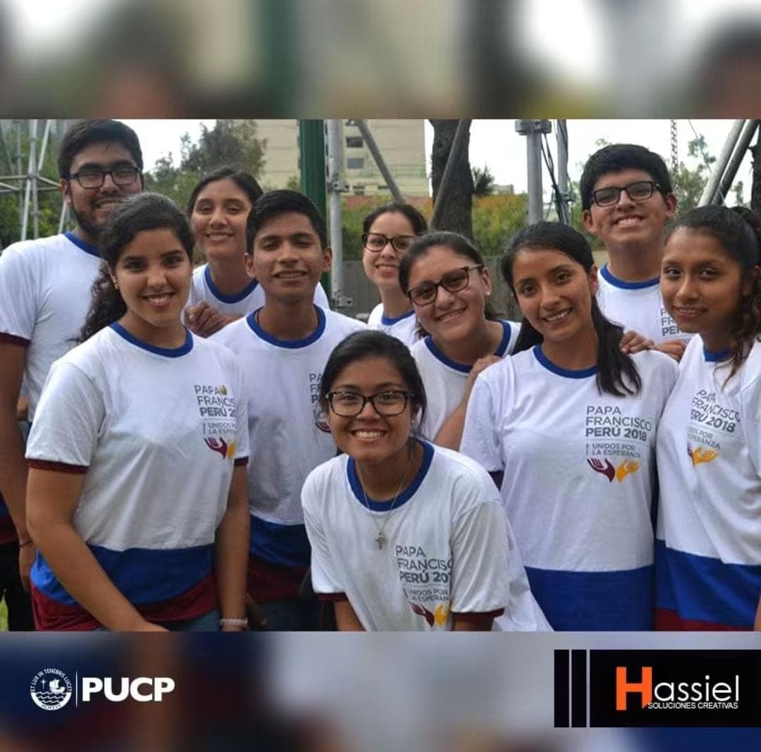 Jóvenes sonrientes con camisetas blancas de la visita del Papa Francisco a Perú en 2018.